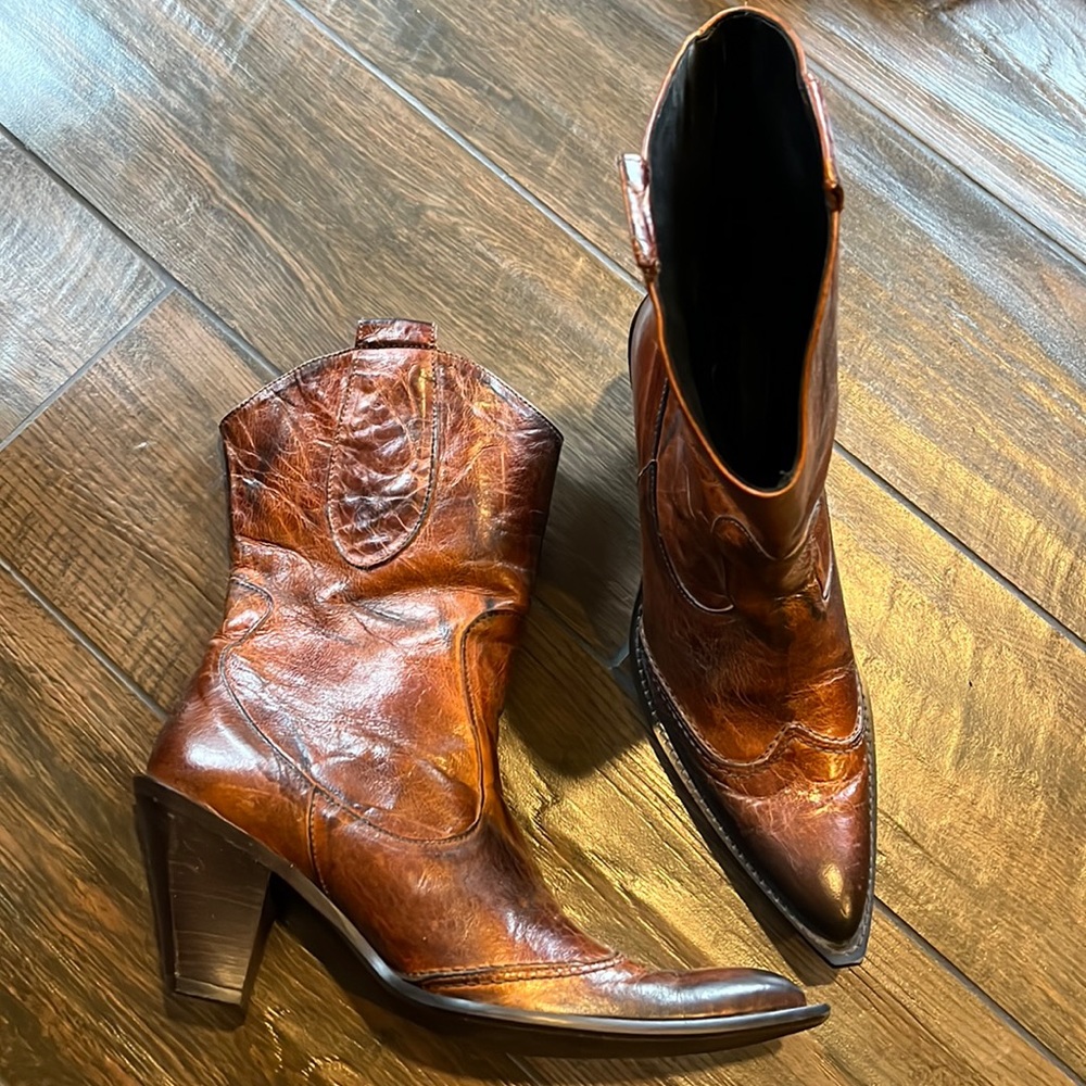 Vera Gomma brown western boot